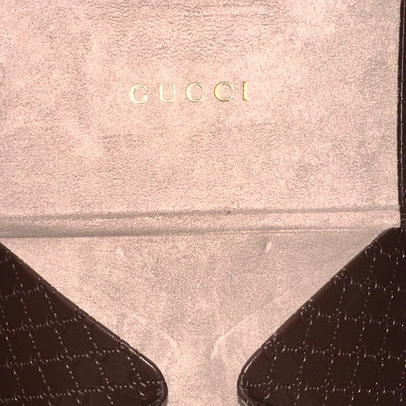 GUCCI OVAL SUNGLASSES WITH
GORGEOUS CASE - Picture 8 of 13